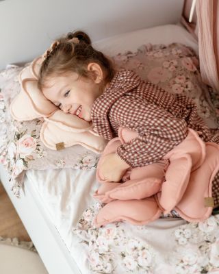 Na e-shopu právě přistála novinka! Měla jsem pár dotazů na to, jestli ušijeme květinku na zeď i jako polštářek. Tak tady...