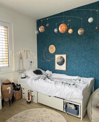 Máte doma také malého kosmonauta? Závěsná dekorace s planetkami dodá vesmírnému pokojíčku ten správný šmrnc! Stejně jako...